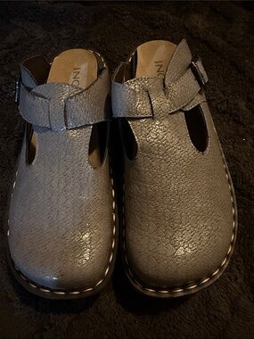 New! Ingaro Gray Textured Leather Clog Mules